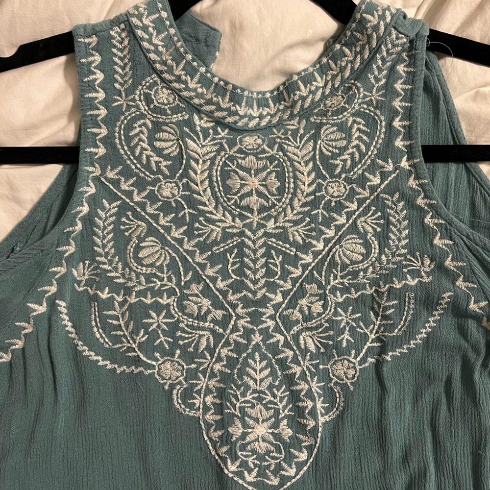 Women’s Design Top - Picture 2 of 4